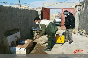ضد عفونی و گندزدایی منازل بیماران کرونایی توسط بسیجیان در هیرمند