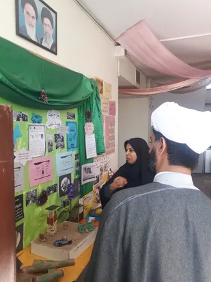 بازدید مسئول دفتر نمایندگی، ولی فقیه در سپاه ناحیه گرمسار از نمایشگاه دست سازه&zwnj;های دانش آموزان مریم مقدس (س)