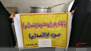 اهدای 50 ظرف آش و 114 قرص نان در اسلام آباد