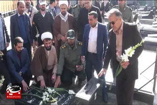عطرافشانی گلزار شهدای شهر بهار به مناسبت هفته بسیج