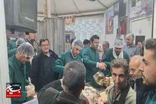 خدمت&zwnj;رسانی کارکنان فرمانداری کبودراهنگ در چایخانه امام رضا (ع)+تصاویر