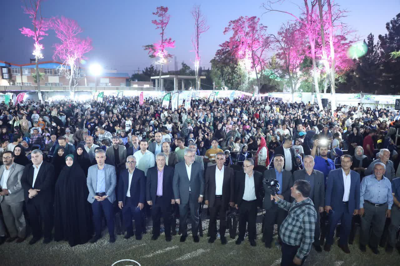 خوشههای طلایی انگوراز تاکستانهای پربار چیده شدند خوشههای طلایی انگوراز تاکستانهای پربار چیده شدند