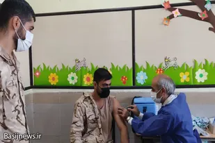 بازدید فرمانده سپاه نهاوند از روند واکسیناسیون دانشجویان و سربازان