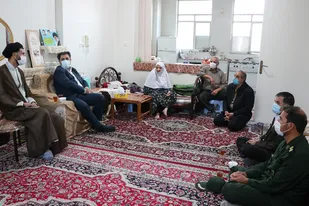 دیدار مسئولین اردکان با خانواده شهیدان دهستانی