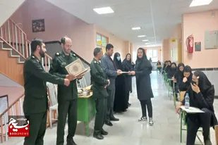 تجلیل جانشین فرمانده سپاه رزن از دانش&zwnj;آموزان فعال در برنامه&zwnj;های فرهنگی و عفاف و حجاب