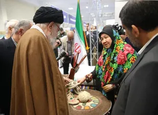 روایت &laquo;آنه خدیجه&raquo; از دیدار با رهبر معظم انقلاب؛ بانویی که با یک دست غوغا کرد