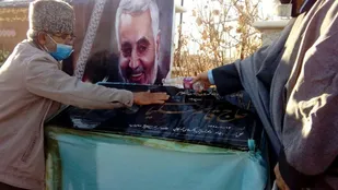 غبارروبی گلزار شهدا گمنام شهر بیارجمند و روستای غزازان+ تصاویر