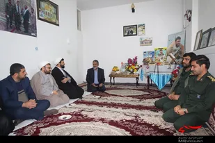 حضور مسئولین ناحیه ی امام صادق(ع) در منزل شهید خیزاب