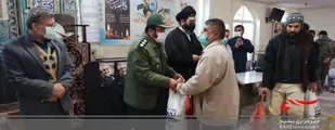 تقدیم بسته های معیشتی به کارگران