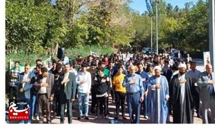 زیارت شهدای گمنام فریمان با حضور بیش از ۵۰۰ دانش آموز نسل سوم و چهارم انقلاب+عکس