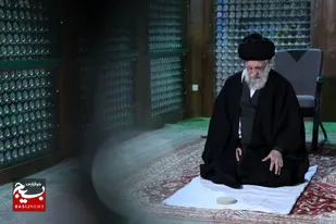 رهبر معظم انقلاب در آستانه دهه فجر در حرم مطهر امام راحل و گلزار شهدای بهشت زهرا(س) حضور یافتند