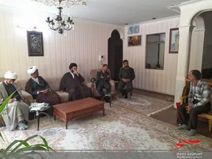مسئول نمایندگی و فرمانده ناحیه امام حسین  با خانواده شهدا طلبه و روحانی دیدار کردند