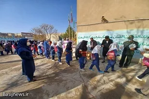 بسته های لوازم التحریر بین دانش آموزان در زاهدان توزیع شد
