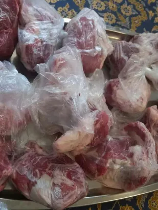 توزیع گوشت قربانی در روز عید قربان توسط خواهران بسیجی میبد
