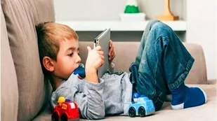 تأثیر فضای مجازی بر رفتار و هویت نوجوانان