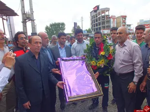 قهرمان جهان مدالش را تقدیم خانواده شهدای مدافع حرم کرد