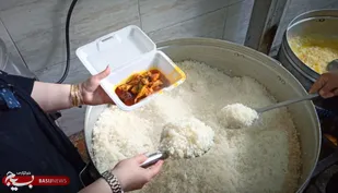 توزیع غذای افطاری بین نیازمندان حاشیه شهر در شب ٢٣ رمضان توسط گروه جهادی شهید جلیل یاسوج + ( تصاویر)