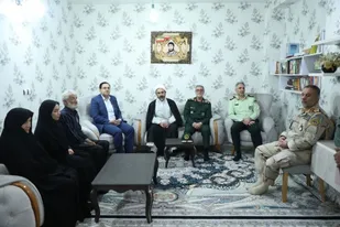 دیدار مسئولان با خانواده شهدای نیروهای مسلح در هفته دفاع مقدس