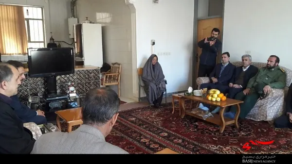 مسئولین شهرستان سامان با خانواده شهید سهراب شریعتی دیدار کردند./ عکس: پریسا رمضانی
