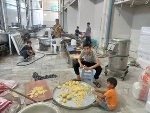 پخت و توزیع بیش از 6000 اطعام علوی توسط گروه جهادی