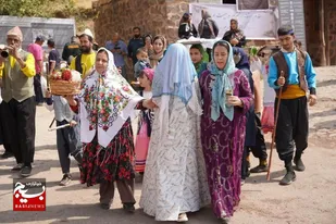 بازدید وزیر میراث فرهنگی از بازارچه روستایی و آیین نمادین عروسی سنتی گازرخان