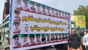 وداع با ۶۲ قطعه از پیکر مطهر ۳۲ دانش&zwnj;آموز شهید میناب، که پس از ماه&zwnj;ها تفحص از دل آوار بیرون کشیده شدند، دل&zwnj;ها را بار دیگر به درد آورد
