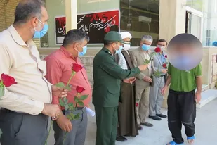آزادی ۱۲ نفر از زندانیان و محکومین جرائم مالی غیر عمد در هفته دفاع مقدس
