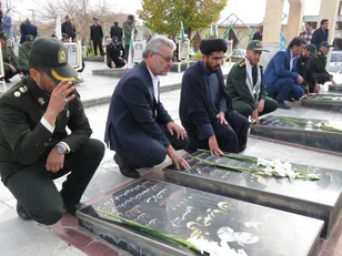 در سومین روز از هفته بسیج و با حضور سردار صالحی مزار شهدای داران و دامنه عطر افشانی شد