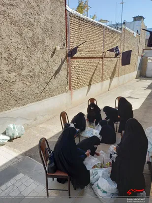 آماده سازی بسته های مرکبات اهدایی برای نیازمندان توسط بسیج خواهران شیروان