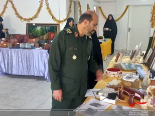 بازدید سردار حیدرنیا از آثار فرهنگی و هنری همسران و فرزندان پاسدار سپاه امام حسن مجتبی(ع) استان البرز