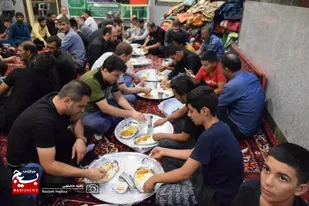شور و حال دلدادگان امام حسین(ع) در خدمت به زوار اربعین