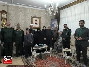 دیدار فرمانده سپاه تبریز با خانواده شهید منا در تبریز
