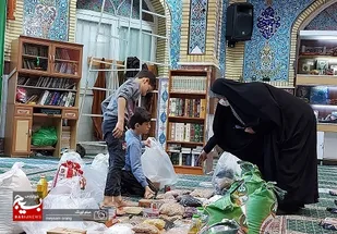 تهیه و توزیع 80 بسته کمک معیشتی و 300 جفت کفش در بین خانواده های آبرومند