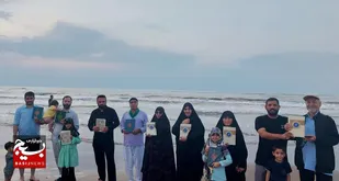 طنین نوای دلنشین قرآن در ساحل مواج دریای خزر/پیوستن گردشگران ساحلی به پویش &laquo;جان فدای قرآنیم&raquo; + عکس و فیلم