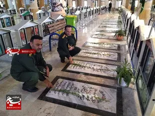 غبار روبی مزار شهدای بوشهر به مناسبت هفته دفاع مقدس