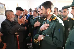 دیدار فرمانده سپاه پاسداران حضرت ابوالفضل(ع) استان لرستان با خانواده شهید مجتبی نعمت&zwnj;پور