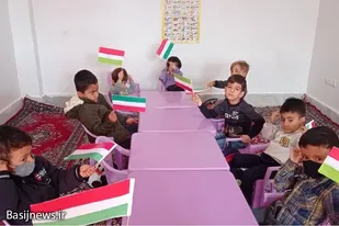 ساخت پرچم ایران و اجرای سرود سلام فرمانده توسط نونهالان مهد قرآنی عفاف ملایر