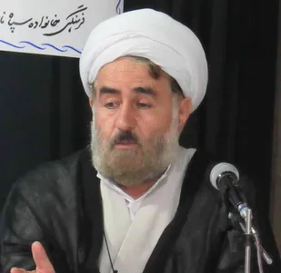 مسئولین کشور قدر نعمت بسیج و سپاه را بدانند.