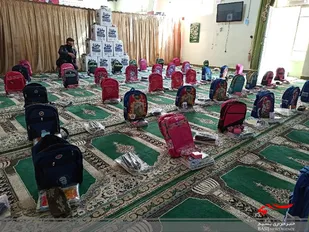 تقدیم300بسته لوازم التحریر به دانش آموزان نیازمند