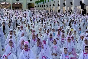 جشن عبادت پنج هزار دانش آموز دختر در تبریز