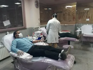 اهداء خون توسط بسیجیان پایگاه شهید مدنی حوزه مقاومت بسیج فتح