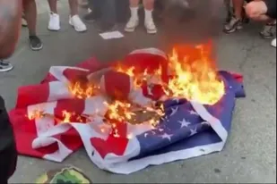 به آتش کشیدن پرچم آمریکا در روز جشن استقلال آمریکا!