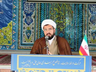 تلاوت یک مرحله انس با قرآن است و در کنار قرآئت باید تدبر کرد