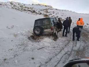 نجات سرنشینان یک خودروی گرفتار برف در گردنه سپارده