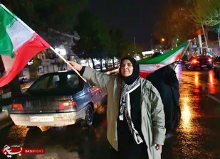 هنرمند پیشکسوت سینما در تجمع مردم در میدان انقلاب
