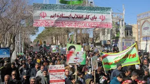 حماسه راهپیمایی یوم الله 22 بهمن در نایین به روایت تصاویر