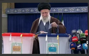 اولین رای توسط رهبر انقلاب به صندوق رای در انتخابات مجلس شورای اسلامی و مجلس خبرگان رهبری