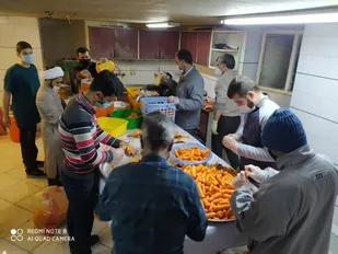تهیه وتوزیع آب هویج برای کادر درمان و بیماران کرونایی در بیمارستانها