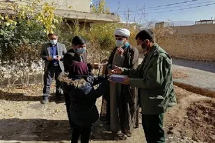 تعداد ۲۵ دستگاه تبلت دانش آموزی و بخاری گازی بین محرومین توزیع شد