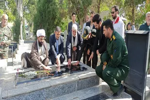 آیین غبارروبی و عطرافشانی گلزار شهدای شهرستان رزن برگزار شد